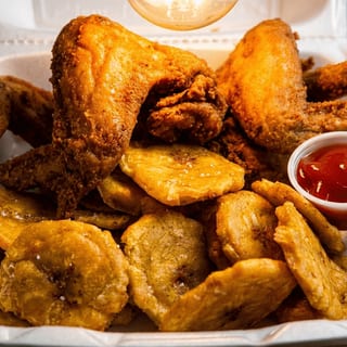 Chicken Wings (4 pcs) with Fried Plantains